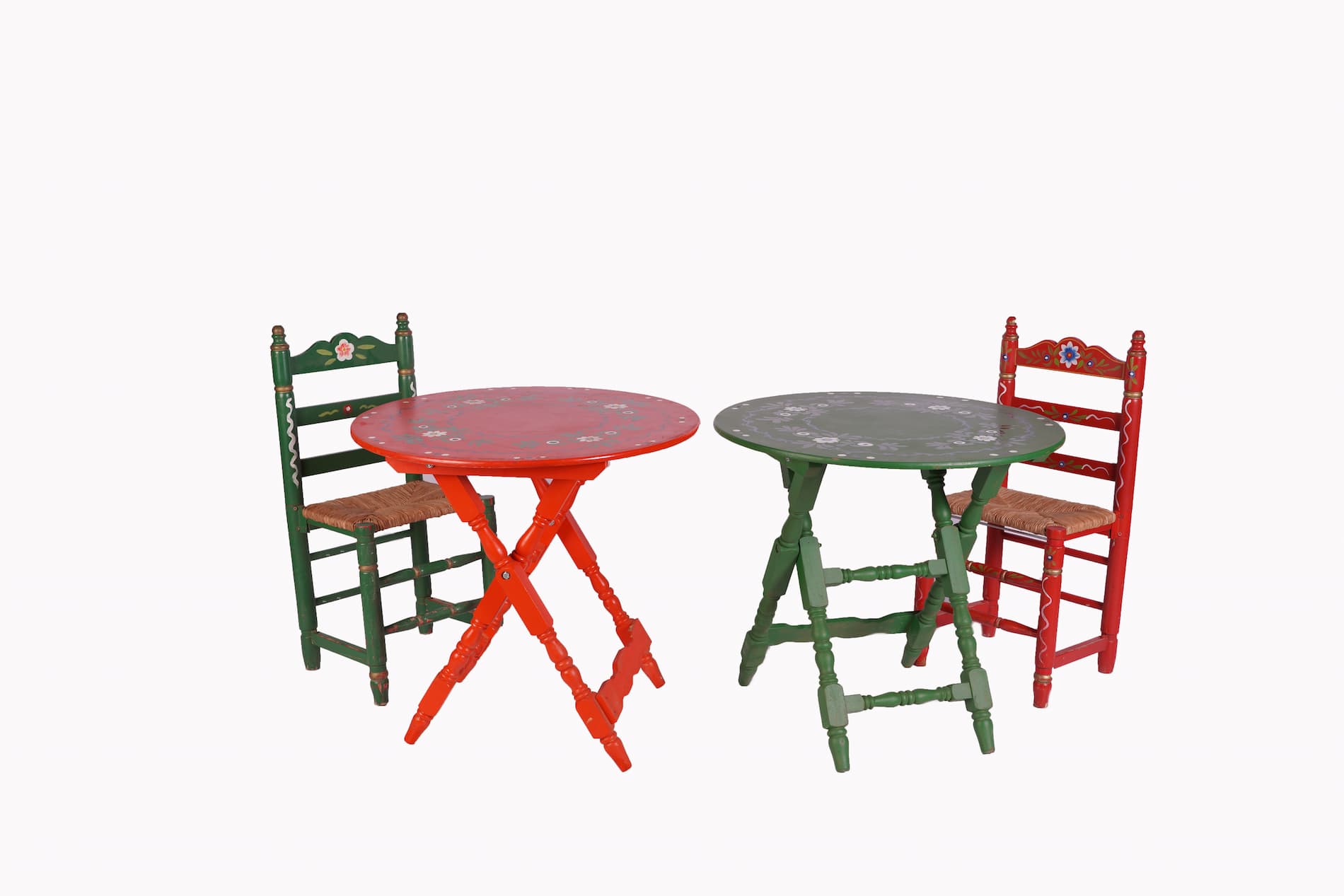 Alquiler Conjunto de 4 sillas y mesa sevillana para eventos.